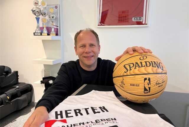 Klaus Prüsener, 1. Vorsitzender der Hertener Löwen, im Vereins-Sitzungsraum.