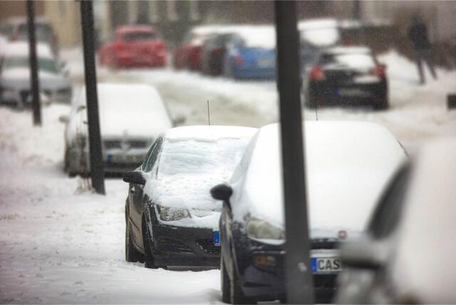 Der Wintereinbruch sorgte für starke Einschränkungen im Straßenverkehr. Wer kann, ließ sein Auto stehen.