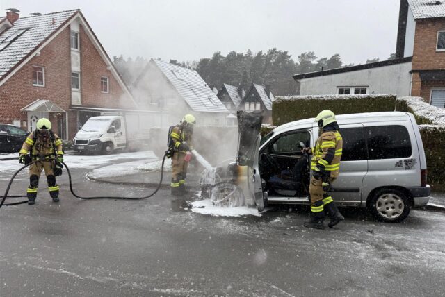 Feuerwehrkameraden löschten unter Atemschutz den PKW-Brand in der Saarsiedlung.