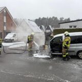 Feuerwehrkameraden löschten unter Atemschutz den PKW-Brand in der Saarsiedlung.