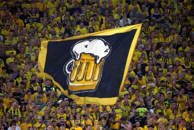 Die Fans auf der Südtribüne zeigen auf einer Flagge ihre Zuneigung zum Biergenuss.