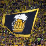 Die Fans auf der Südtribüne zeigen auf einer Flagge ihre Zuneigung zum Biergenuss.