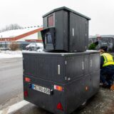 Ein dunkelgrauer Panzerblitzer der Stadt Herten wird als Anhänger an einen Transporter gehängt.