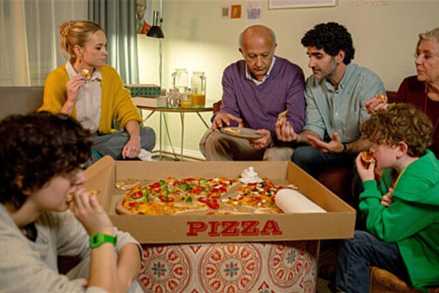 Eine Familie, die Pizza isst.