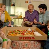 Eine Familie, die Pizza isst.