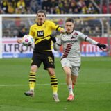 Marcel Sabitzer im Zweikampf mit Florian Wirtz.