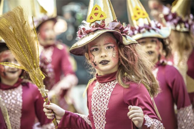 Kostümierte Kinder beim Karnevalsumzug