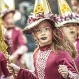 Kostümierte Kinder beim Karnevalsumzug