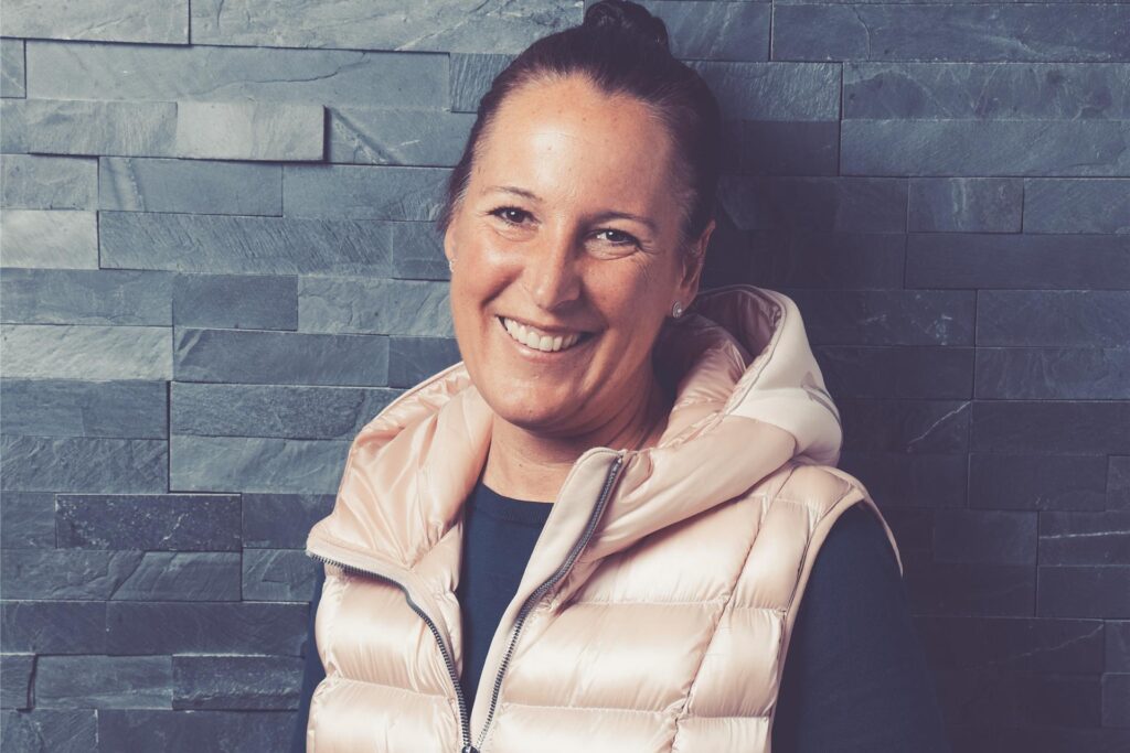Kristina Kerlen in Steppweste vor einer grauen Wand. Kristina Kerlen in Steppweste vor einer grauen Wand.