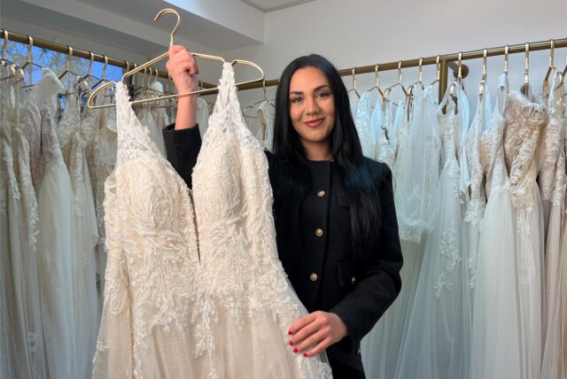 Alida Kolenovic hält ein Brautkleid in Händen.