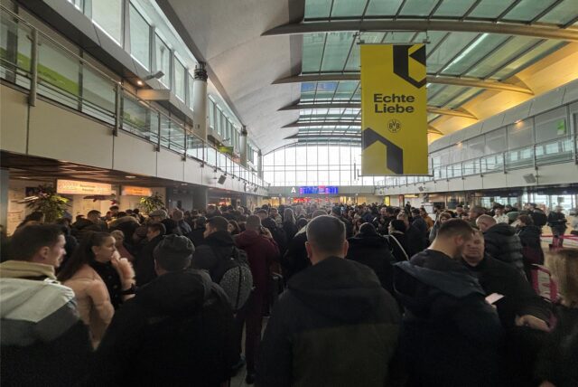 Hunderte Passagiere von geplanten Flügen in der Wartehalle des Flughafens Dortmund. Dort fallen am Nachmittag fast alle Verbindungen aus, ankommende Flugzeuge werden umgeleitet.