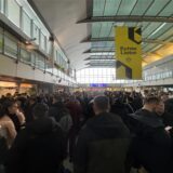 Hunderte Passagiere von geplanten Flügen in der Wartehalle des Flughafens Dortmund. Dort fallen am Nachmittag fast alle Verbindungen aus, ankommende Flugzeuge werden umgeleitet.
