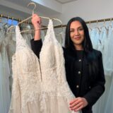 Alida Kolenovic hält ein Brautkleid in Händen.
