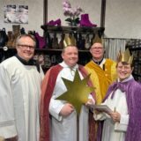 Auch ein Promi-Sternsingerteam war wieder in Haltern unterwegs mit (v.l.) Pfarrer Michael Ostholthoff, Bürgermeister Andreas Stegemann,. Claudius Gestermann und Dr. Reinhild Tuschewitzki.