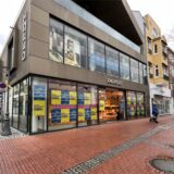 Die Filiale des Deko-Ladens Depot in Recklinghausen an der Breiten Straße. In den Schaufenstern kleben Plakate, die auf die baldige Schließung des Geschäfts hindeuten.