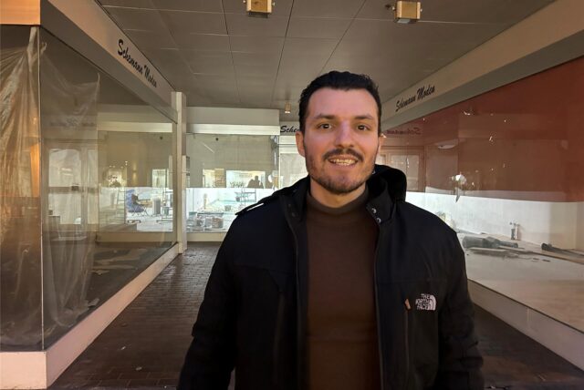 Aladin Abdalla steht vor dem Ladenlokal in Datteln, in dem er gerade noch renoviert.