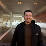 Aladin Abdalla steht vor dem Ladenlokal in Datteln, in dem er gerade noch renoviert.