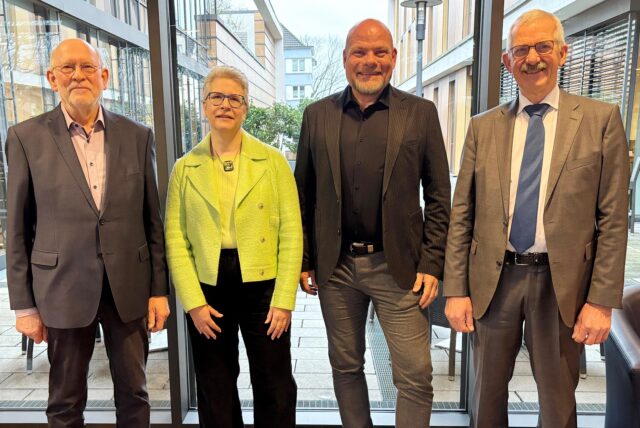 Holger Gierth (2.v.r.) wurde vom Kuratoriumsvorsitzenden Albrecht von Loewenich (r.), Interimsmanager Günter Oelscher und Vorstandsmitglied Ute Engelhardt im Franz Sales Haus begrüßt.