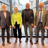 Holger Gierth (2.v.r.) wurde vom Kuratoriumsvorsitzenden Albrecht von Loewenich (r.), Interimsmanager Günter Oelscher und Vorstandsmitglied Ute Engelhardt im Franz Sales Haus begrüßt.