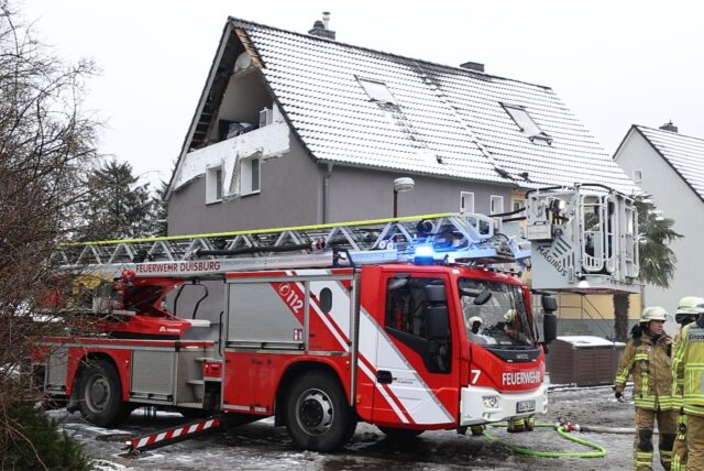 Die Feuerwehr im Einsatz in Duisburg-Bissingheim. Dort ist der Hausgiebel eines Hauses eingestürzt. Eine Person sei tot geborgen worden.