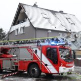 Die Feuerwehr im Einsatz in Duisburg-Bissingheim. Dort ist der Hausgiebel eines Hauses eingestürzt. Eine Person sei tot geborgen worden.