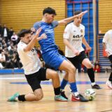 Alper Delibas schirmt den Ball gegen seinen Gegenspieler ab.