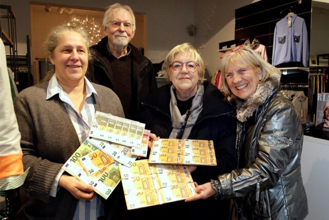 Stefanie Weber (l), spendet 1000 Euro aus dem Kalenderverkauf fürs Klara Hospiz. Mit ihr freuen sich Manfred und Brigitte Vorholt und Marlies Salewski vom Heimatverein Sythen über die Halterner Verkaufserlöse