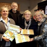 Stefanie Weber (l), spendet 1000 Euro aus dem Kalenderverkauf fürs Klara Hospiz. Mit ihr freuen sich Manfred und Brigitte Vorholt und Marlies Salewski vom Heimatverein Sythen über die Halterner Verkaufserlöse