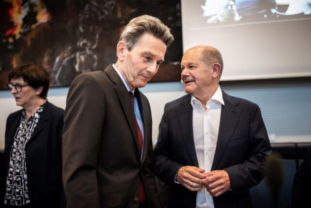 Bundeskanzler Olaf Scholz (SPD) mit Rolf Mützenich (M.), Vorsitzender der SPD-Bundestagsfraktion, und Saskia Esken, SPD-Bundesvorsitzende. Mützenich, der das politische Tagesgeschäft der Partei im Bundestag managt, kommt nach Castrop-Rauxel.