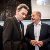 Bundeskanzler Olaf Scholz (SPD) mit Rolf Mützenich (M.), Vorsitzender der SPD-Bundestagsfraktion, und Saskia Esken, SPD-Bundesvorsitzende. Mützenich, der das politische Tagesgeschäft der Partei im Bundestag managt, kommt nach Castrop-Rauxel.