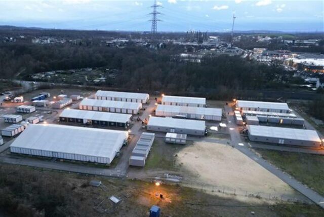 In Castrop-Rauxel gibt es seit einigen Jahren eine Notunterkunft für Geflüchtete mit 1040 Plätzen. Hier kommen Geflüchtete in Leichtbauhallen unter.