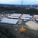 In Castrop-Rauxel gibt es seit einigen Jahren eine Notunterkunft für Geflüchtete mit 1040 Plätzen. Hier kommen Geflüchtete in Leichtbauhallen unter.