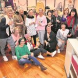 Damenrunde in Schlafkleidung