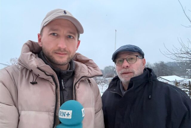 Reporter Philipp Pohl und ein Sprengmeister stehen am Westfalenpark in Dortmund, wo ein Blindgänger entschärft wird.