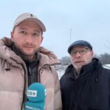 Reporter Philipp Pohl und ein Sprengmeister stehen am Westfalenpark in Dortmund, wo ein Blindgänger entschärft wird.