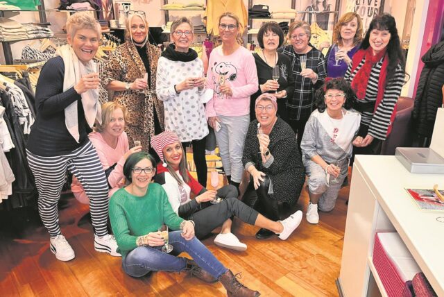 Damenrunde in Schlafkleidung