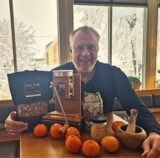 Ein ganzer Berg Gesundheit für ein leckeres Frühstück: Winterobst wie Clementinen, Nüsse, Kerne und ein köstliches Granola, das man auch selbst herstellen kann. Schließlich gehören noch Haferflocken und/oder Joghurt dazu. Günther Overkamp ist sehr stolz auf seine Kornquetsche zum Schroten der Kerne. Geht aber auch im Mörser.