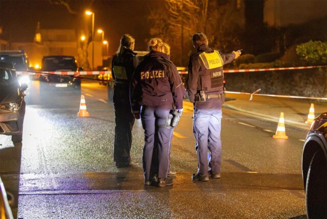 Polizisten stehen am Tatort in Essen, wo zuvor ein 40-Jähriger mit einer Schusswaffe angeschossen und lebensgefährlich verletzt worden war.