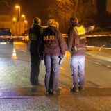 Polizisten stehen am Tatort in Essen, wo zuvor ein 40-Jähriger mit einer Schusswaffe angeschossen und lebensgefährlich verletzt worden war.