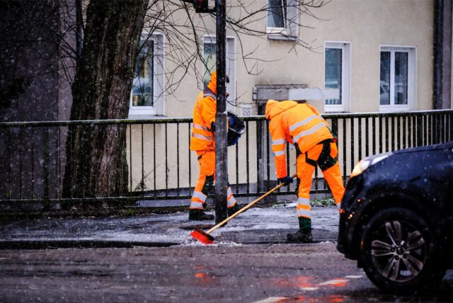 Zwei Mitarbeiter der KSR streuen Salz an der Kreuzung Oerweg/Franz-Bracht-Straße in Recklinghausen.
