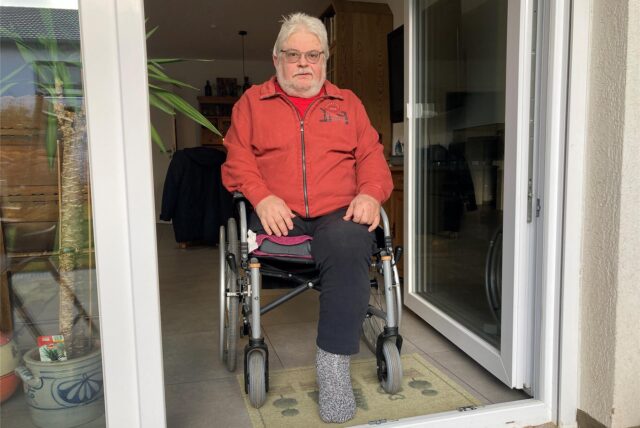Ingo Remberg sitzt im Rollstuhl im Zugangsbereich zur Terrasse.