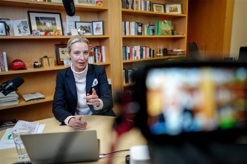 Mit Podcast-Mikrofon und Laptop schaltete sich AfD-Chefin Alice Weidel von ihrem Bundestagsbüro aus in den Live-Talk mit X-Chef Elon Musk.