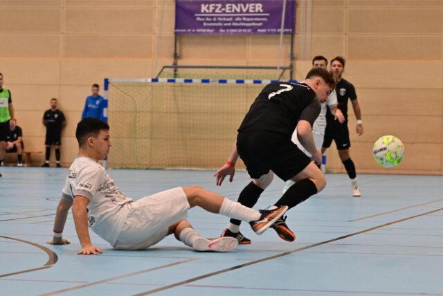 Für den Hallentitel geben Marls Fußballer alles: Szene aus dem Duell SuS Polsum (blaue Trikots) gegen den SC Marl-Hamm vor einem Jahr.