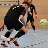Für den Hallentitel geben Marls Fußballer alles: Szene aus dem Duell SuS Polsum (blaue Trikots) gegen den SC Marl-Hamm vor einem Jahr.