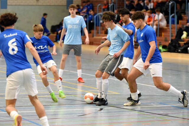Die B-Junioren der JSG TuS Gahlen/SV Dorsten-Hardt (hellblaue Trikots) und dem VfB Waltrop (blaue Trikots) trafen bei der Hallenkreismeisterschaft 2024 aufeinander.