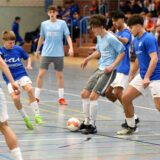 Die B-Junioren der JSG TuS Gahlen/SV Dorsten-Hardt (hellblaue Trikots) und dem VfB Waltrop (blaue Trikots) trafen bei der Hallenkreismeisterschaft 2024 aufeinander.
