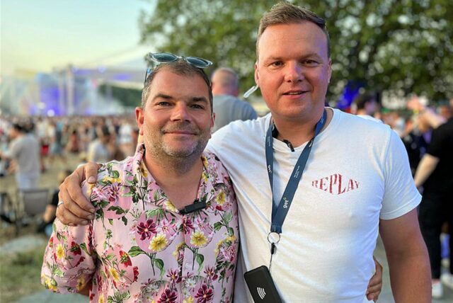 Martin Königsmann im Hawaiihemd und Martin Kleimann im weißen T-Shirt
