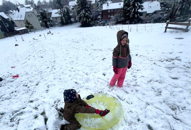 Am 9. Januar 2025 schneite es kräftig in Castrop-Rauxel. Hier geht ein Mann über den Zebrastreifen Wittener Straße / Biesenkamp an der Lutherkirche.
