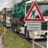 Foto-Montage: Ein Baustellen-Warnschild für Fahrradfahrer steht neben Axel Wolters mit seinem Fahrrad.