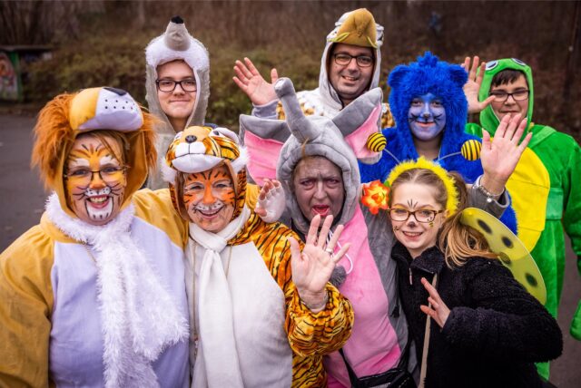 Unser Archivbild zeigt Besucher des Dortmunder Rosenmontagszuges 2025.